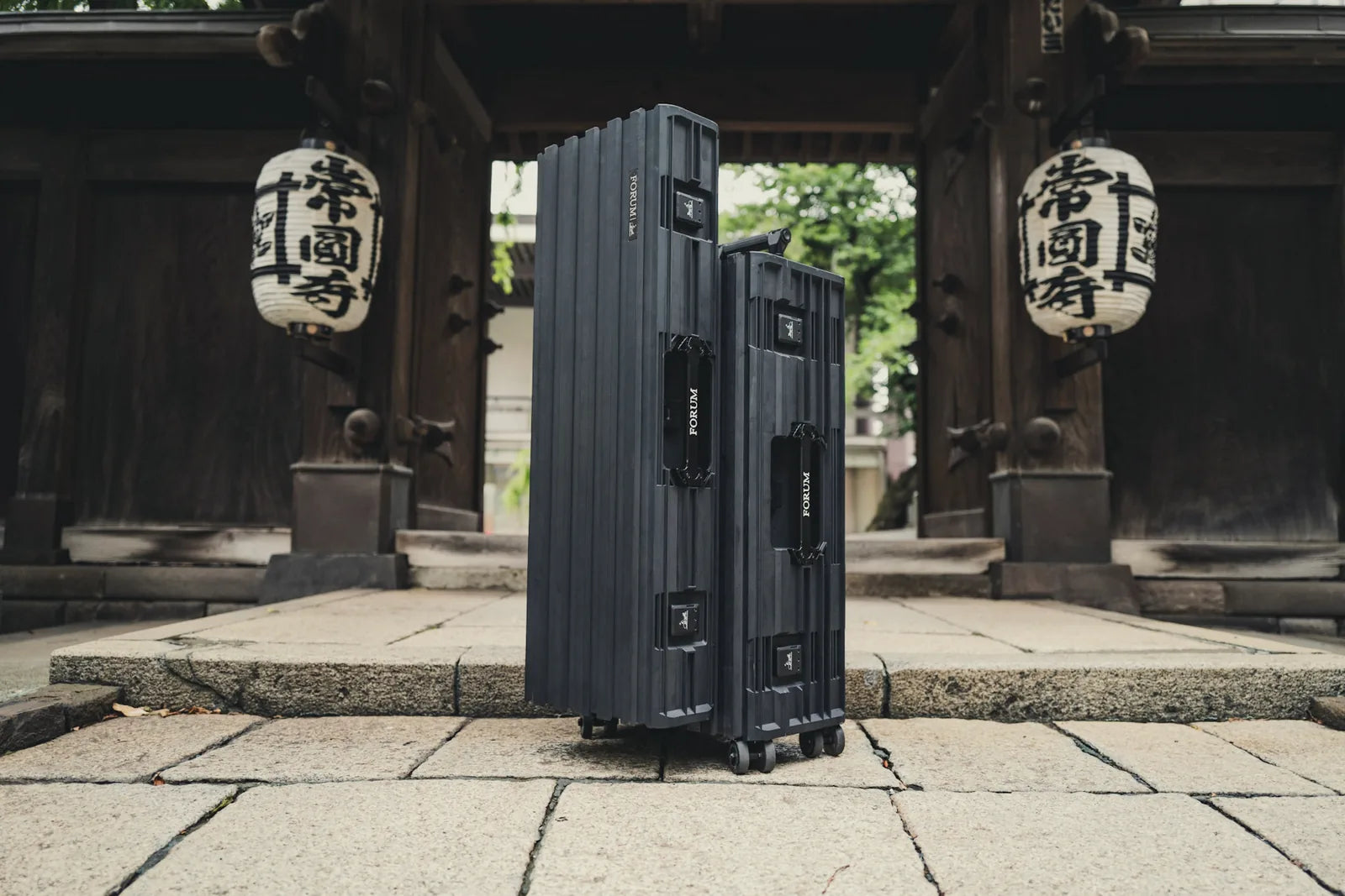 The Chariot Bundle standing in a temple gate between two lanterns