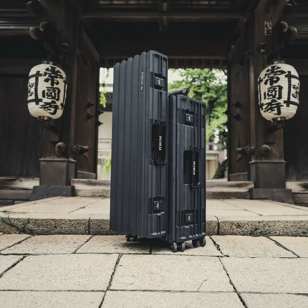 The Chariot Bundle standing in a temple gate between two lanterns